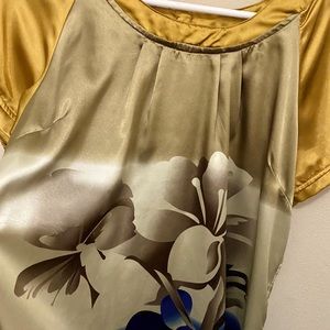 Long blouse in satin.